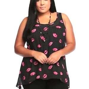 🌼TORRID Lip Print Hi-Low Top🌼